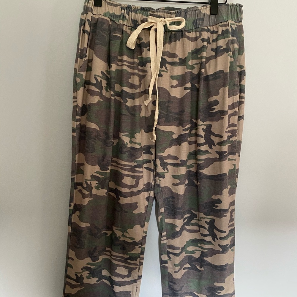 Amaryllis camiflouge lounge pants crops M